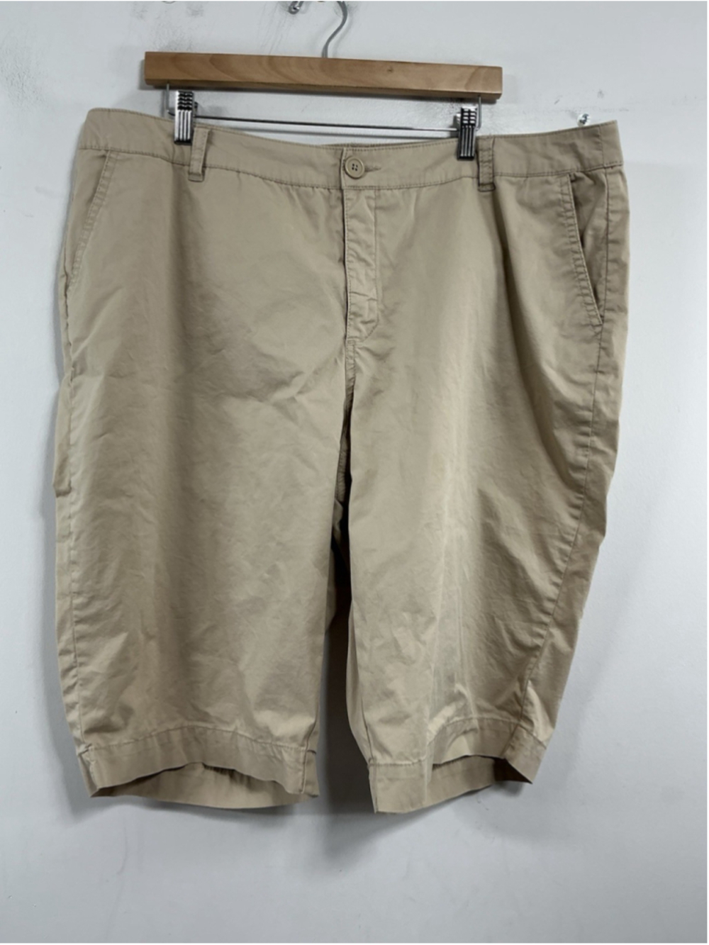 Womans Excellent Condition Avenue Bermuda Shorts Size 18 Beige Waist 41 Inches